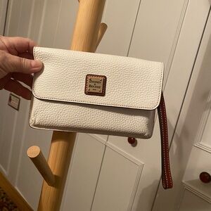 NWOT DOONEY white wristlet